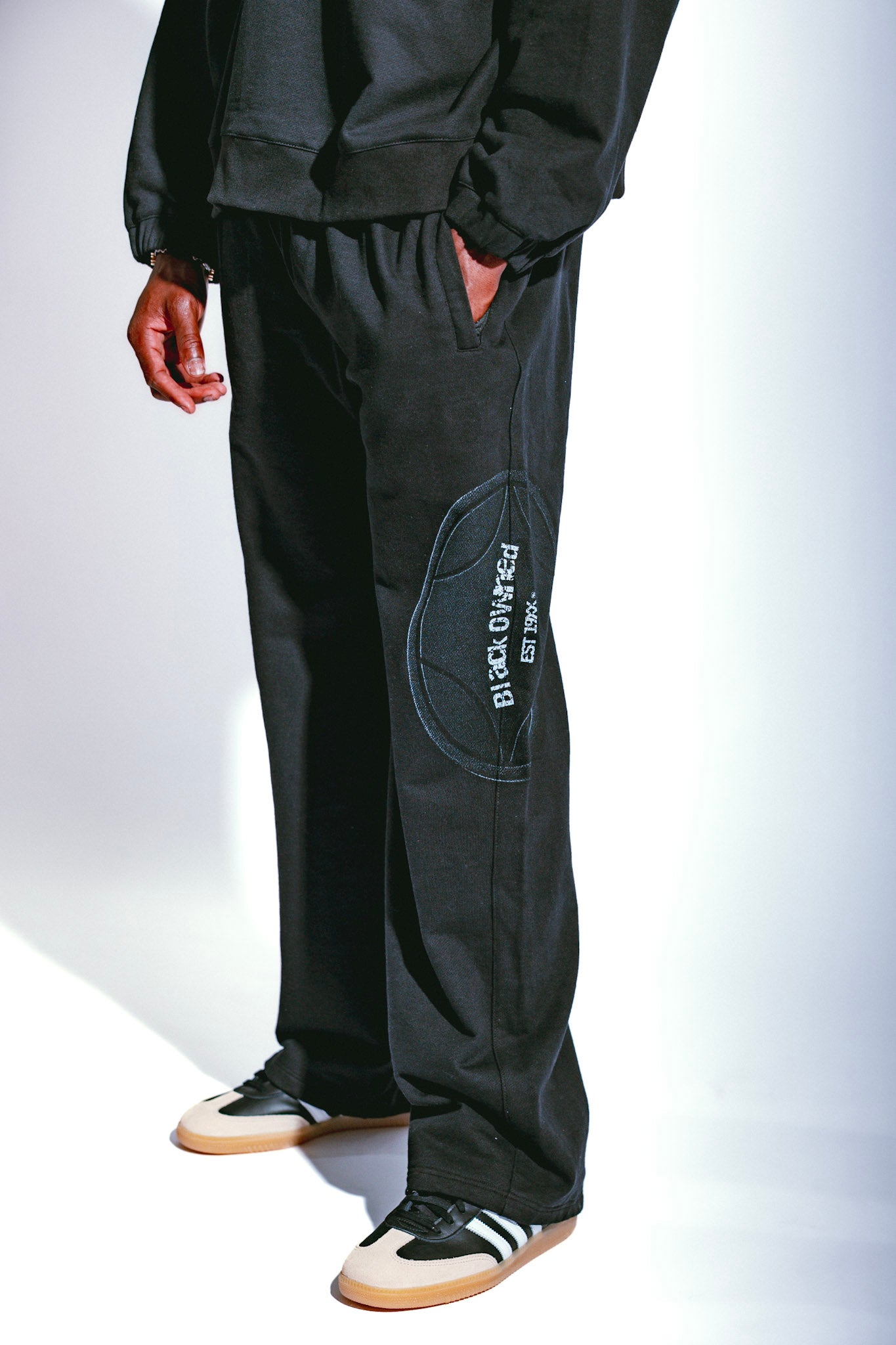 Badge Jogger (Black)